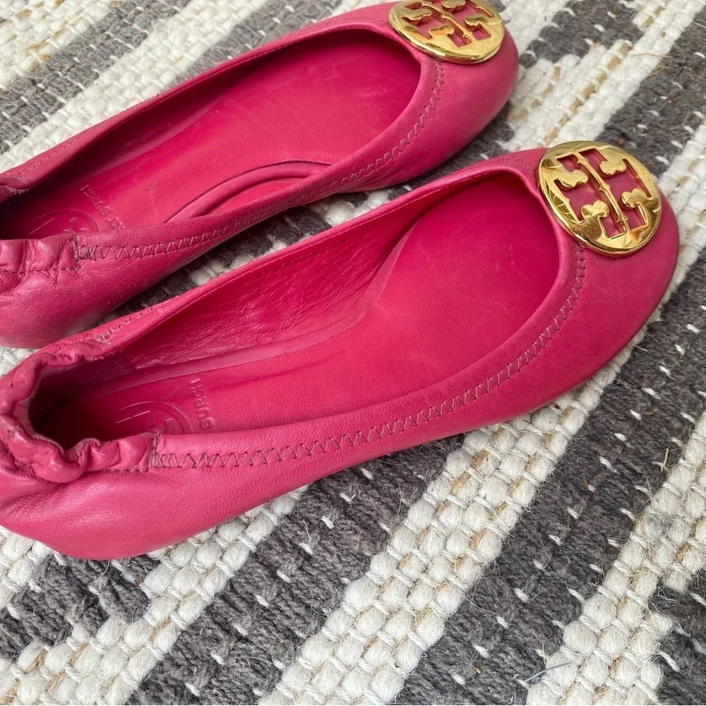 Girls Tory Burch Fuchsia flats with Gold Emblem